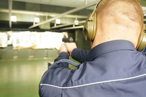 Na zdjęciu widzimy policjanta w czasie treningu strzeleckiego