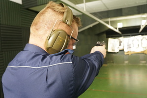 Na zdjęciu widzimy policjanta w czasie treningu strzeleckiego