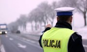 Na zdjęciu widzimy policjanta stojącego tyłem