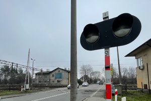 Na zdjęciu widzimy sygnalizator na przejeździe kolejowym