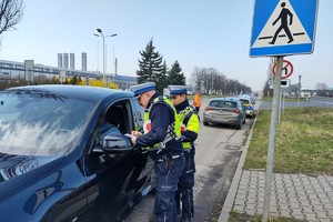 Na zdjęciu widzimy policjantów oraz znak - przejście dla pieszych