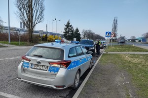 Na zdjęciu widzimy radiowóz oraz policjantów w czasie kontroli