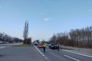 Na zdjęciu widzimy policjantów w czasie zatrzymania pojazdu, który popełnił wykroczenie