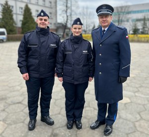 Na zdjęciu widzimy nowo przyjętych policjantów oraz Pierwszego Zastępcę Komendanta Powiatowego Policji w Bieruniu