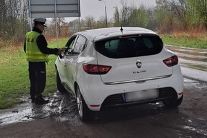 Na zdjęciu widzimy policjanta w czasie sprawdzania stanu trzeźwości