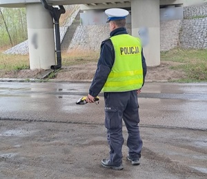 Na zdjęciu widzimy policjanta