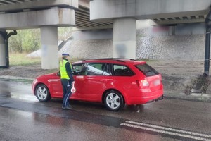 Na zdjęciu widzimy policjantkę w czasie badania stanu trzeźwości