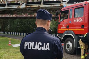 Na zdjęciu widzimy straż pożarną oraz policję