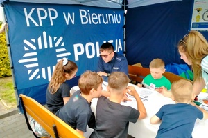 Na zdjęciu widzimy policjanta oraz uczestników rajdu