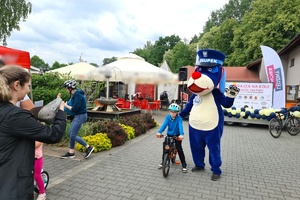 Na zdjęciu widzimy maskotkę śląskiej Policji oraz uczestników rajdu