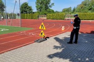 Na zdjęciu widzimy policjanta oraz uczniów w czasie egzaminu na kartę rowerową