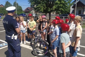 Na zdjęciu widzimy policjanta w czasie egzaminu na kartę rowerową