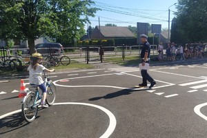 Na zdjęciu widzimy policjanta w czasie egzaminu na kartę rowerową oraz uczestnika