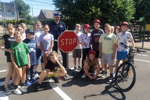 Na zdjęciu widzimy policjanta w czasie egzaminu na kartę rowerową oraz uczniów