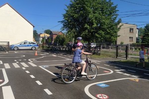 Na zdjęciu widzimy policjanta w czasie egzaminu na kartę rowerową