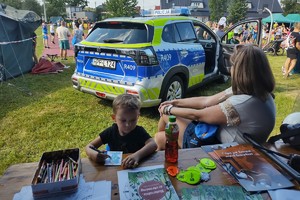 Na zdjęciu widzimy dzieci w czasie festynu