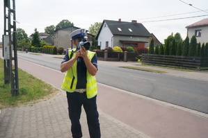 Na zdjęciu widzimy policjanta