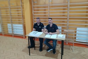 Na zdjęciu widzimy policjanta oraz nauczyciela