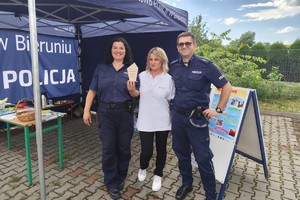 Na zdjęciu widzimy policjantów w czasie festynu