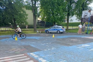 Na zdjęciu widzimy ucznia oraz policjanta w czasie egzaminu na kartę rowerową