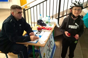 Na zdjęciu widzimy policjanta oraz ucznia