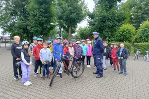 Na zdjęciu widzimy uczniów oraz policjanta