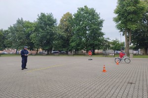 Na zdjęciu widzimy uczniów oraz policjanta