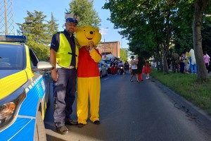 Na zdjęciu widzimy policjanta w czasie zabezpieczenia