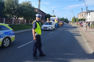 Na zdjęciu widzimy policjanta w czasie zabezpieczenia