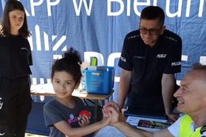 Na zdjęciu widzimy policjanta w czasie profilaktyki