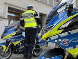 Na zdjęciu widzimy policjantów oraz motocykle