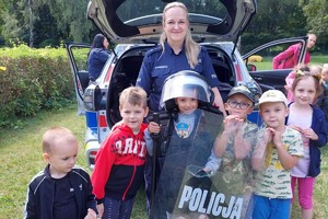 Na zdjęciu widzimy policjantkę oraz uczestników prelekcji