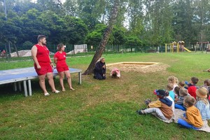 Na zdjęciu widzimy policjantkę w czasie profilaktyki