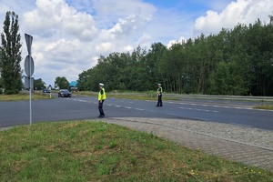 Na zdjęciu widzimy policjantów w czasie zatrzymania pojazdu do kontroli