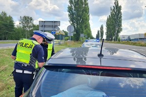 Na zdjęciu widzimy policjantów w czasie kontroli