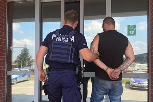 Na zdjęciu widzimy zatrzymanego poszukiwanego oraz policjanta