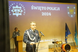 Na zdjęciu widzimy uroczystości związane z Świętem Policji 2024 - przemowa szefa bieruńskiej Policji