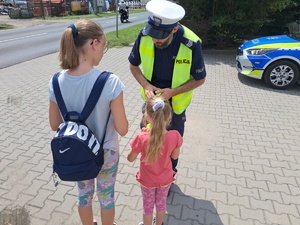 Na zdjęciu widzimy policjanta w czasie profilaktyki