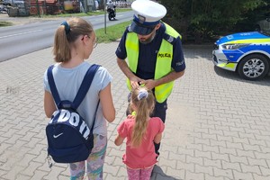 Na zdjęciu widzimy policjanta w czasie profilaktyki