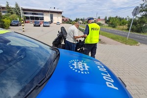 Na zdjęciu widzimy policjanta w czasie profilaktyki