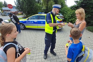 Na zdjęciu widzimy policjanta w czasie profilaktyki