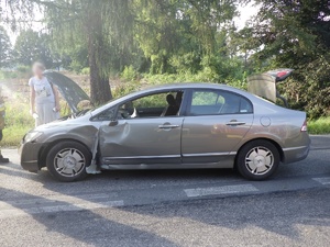 Na zdjęciu widzimy miejsce kolizji drogowej i pojazdy w niej uczestniczące