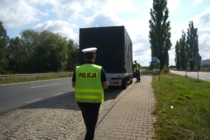 Na zdjęciu widzimy policjanta w czasie działań