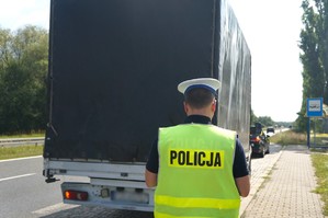 Na zdjęciu widzimy policjanta w czasie działań