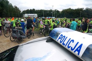 Na zdjęciu widzimy napis Policja oraz uczestników rajdu