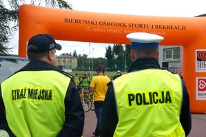 Na zdjęciu widzimy policjanta i strażnika miejskiego w czasie zabezpieczenia rajdu