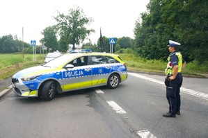 Na zdjęciu widzimy policjanta w czasie zabezpieczenia rajdu