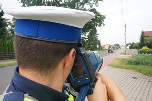 Na zdjęciu widzimy policjanta w czasie działań