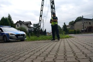 Na zdjęciu widzimy policjanta w czasie działań