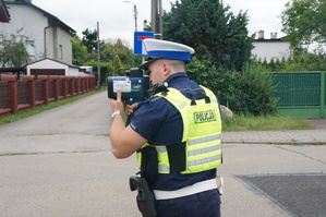 Na zdjęciu widzimy policjanta w czasie działań